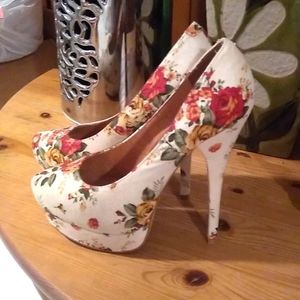Steve Madden Beige Boho FIoral Print Heels size 8
